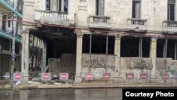 El edificio en la esquina de San Miguel y Belascoaín, con la señalización de acceso prohibido (Foto: 14ymedio).