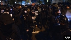 Manifestaciones durante la madrugada del 4 de noviembre en Estados Unidos, cerca de la Casa Blanca (Nicholas Kamm / AFP).