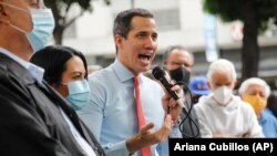 El líder opositor Juan Guaidó hace declaraciones a la prensa en Caracas, un día después de las elecciones parlamentarias de Venezuela del 6 de diciembre de 2020. (AP/Ariana Cubillos).