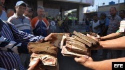 Un grupo de personas protesta en el centro y las inmediaciones del Banco Centra de Venezuela.