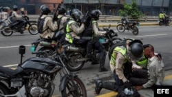 Miembros de la Guardia Nacional Bolivariana sostienen a un joven herido hoy, jueves 20 de abril de 2017, en Caracas (Venezuela)