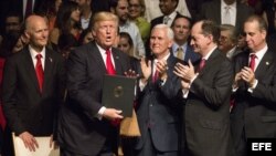 El presidente estadounidense, Donald J. Trump, muestra el memorando presidencial sobre la política con Cuba al finalizar su discurso en el teatro Manuel Artime de la Pequeña Habana.