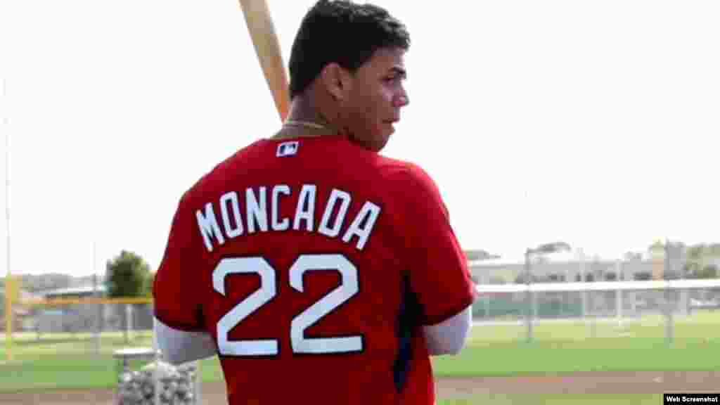 El 23 de febrero de 2015, las Medias Rojas de Boston le entregaron a Yoan Moncada un bono por $31.5 millones por firmar con el equipo.