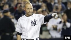  Derek Jeter de los Yanquis camina por el campo al finalizar el partido tras batear la jugada vencedora ante los Orioles hoy, jueves 25 de septiembre de 2014, durante un juego de la MLB en el estadio de los Yanquis de Nueva York (EE.UU.)