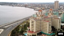 Vista de la Bahía de La Habana. En primer plano, el Hotel Nacional.