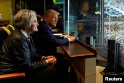 El candidato presidencial republicano, el expresidente Donald Trump, se sienta con Susie Wiles mientras asiste al partido de fútbol de los New York Jets contra los Pittsburgh Steelers en el Acrisure Stadium. Evan Vucci/Pool vía REUTERS/Foto de archivo