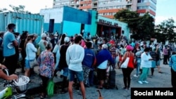 Una cola para comprar alimentos en La Habana en 2021. Foto publicada en Facebook por el usuario Jorge Gómez de Mello.