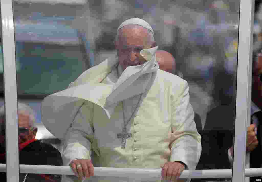 Camino al aeropuerto de Santiago de Cuba el Papa Francisco se despide de los santiagueros.