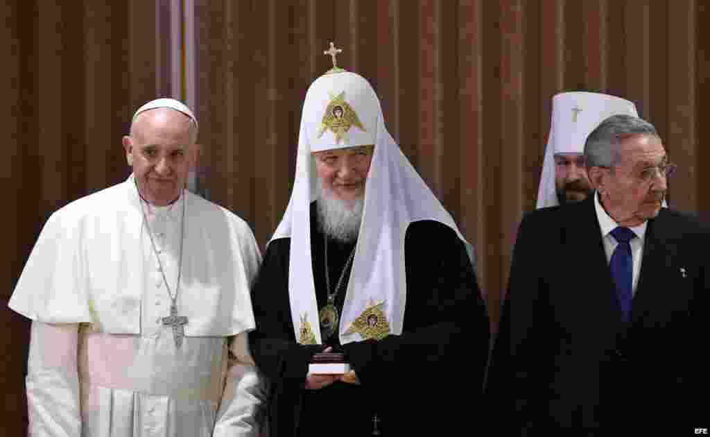 El papa Francisco, el patriarca Kirill y el gobernante Raúl Castro se reúnen en el aeropuerto José Martí de La Habana.