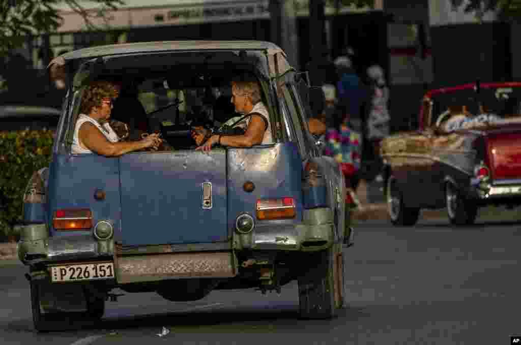 Las mujeres viajan en la parte trasera de un taxi colectivo en La Habana, Cuba, el jueves 6 de abril de 2023. (Foto AP/Ramón Espinosa)