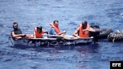 Foto de archivo de un grupo de inmigrantes cubanos llegando a las costas de Florida en un bote.