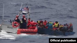 Rescate de balseros cubanos por Guardacostas de la Florida. (Foto 7th Coast Guard District)