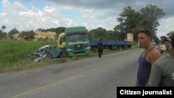 El chofer del Chevrolet 52 (i) falleció, y los cuatro pasajeros, cubanoamericanos, resultaron heridos.