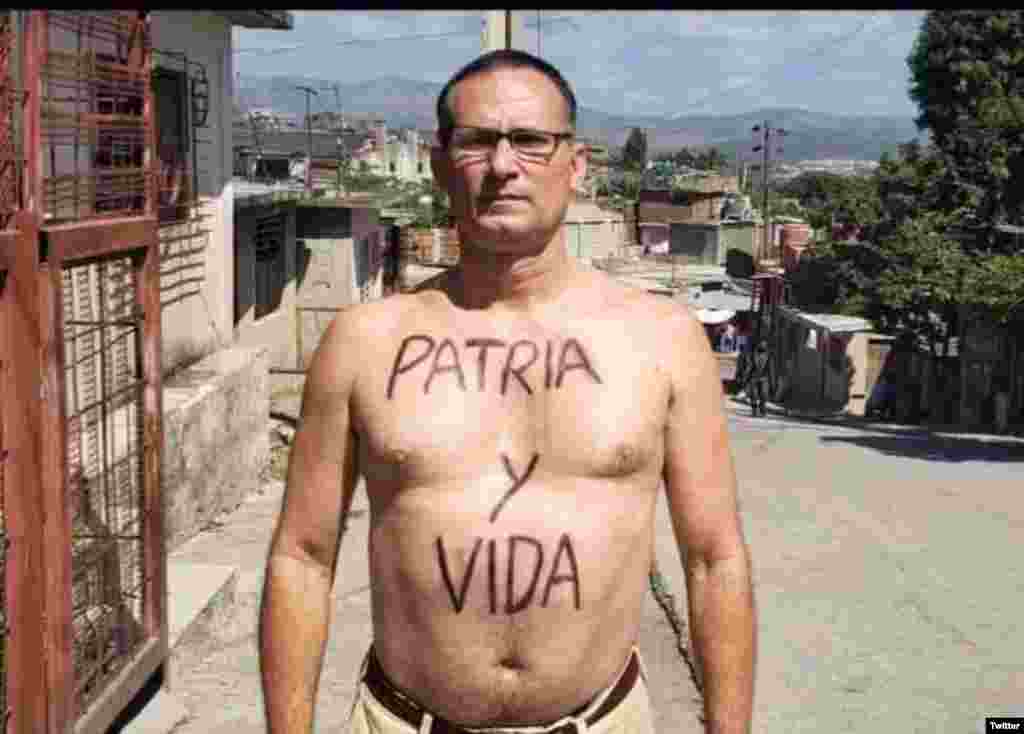 El l&#237;der de UNPACU, Jos&#233; Daniel Ferrer, se pinta el cuerpo con el cartel &quot;Patria y Vida&quot;. (Foto: Twitter)