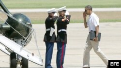 Barack Obama (d) saluda a la tripulación del helicoptero presidencial Marine 1 antes de partir a Camp David. 