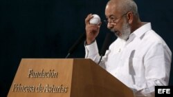  El escritor cubano Leonardo Padura pronuncia un discurso tras recibir de manos del rey Felipe VI, el Premio Princesa de Asturias de las Letras, durante la ceremonia de entrega de estos galardones, celebrada esta tarde en el Teatro Campoamor de Oviedo.