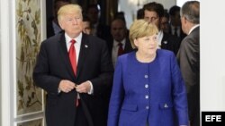 La canciller alemana, Angela Merkel, da la bienvenida al presidente de EEUU, Donald Trump, que asiste en Hamburgo a la cumbre del G20.