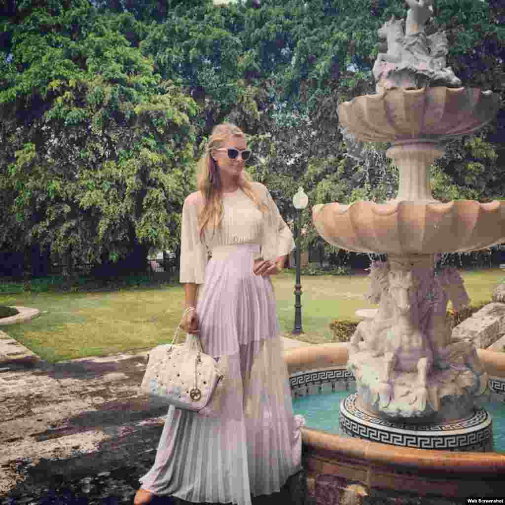 Paris Hilton aprovecha su estancia en la Habana para mostrar su colección de bolsos.