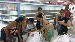 Mujeres compran pollo en un supermercado en La Habana. REUTERS/Sarah Marsh