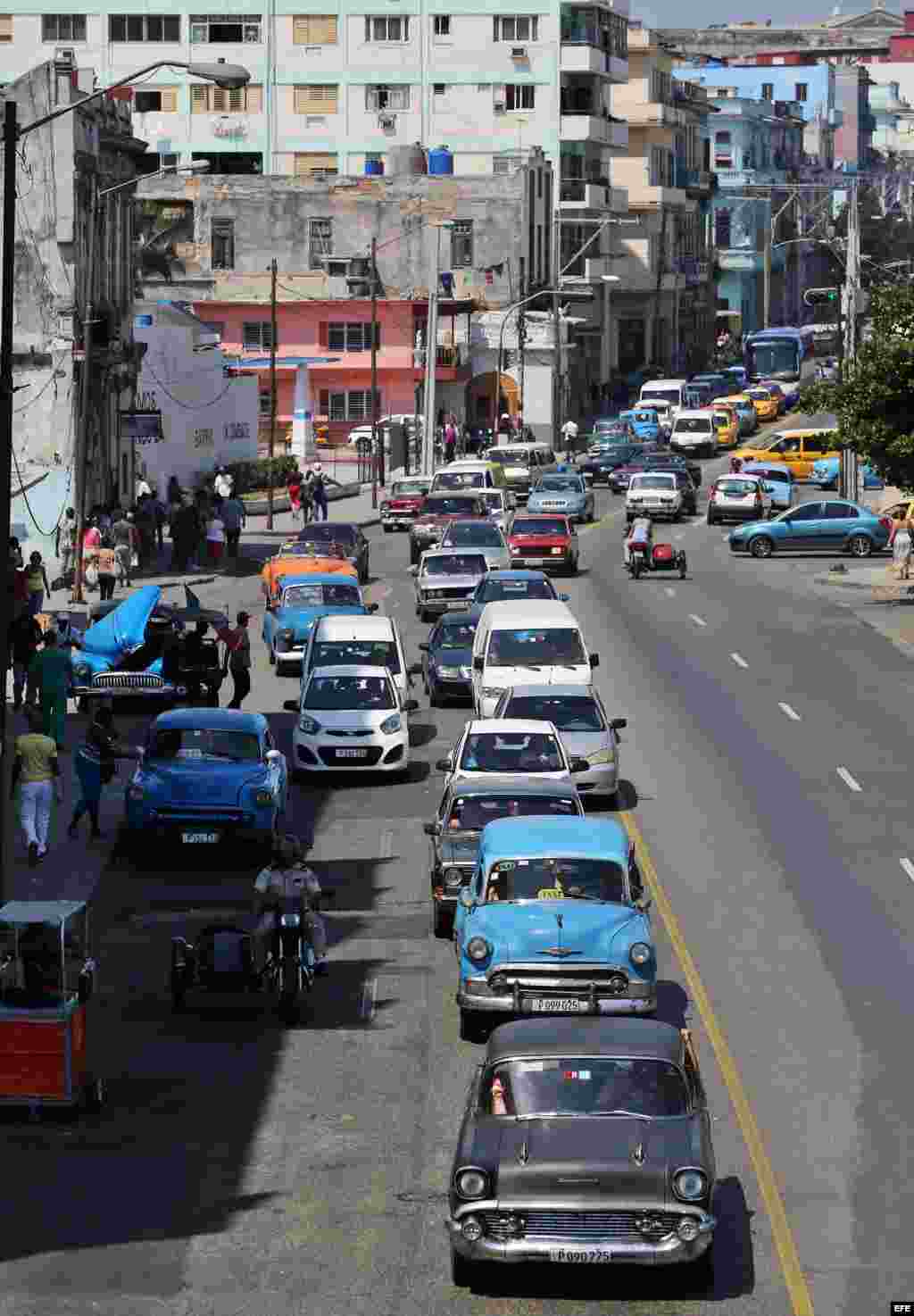 Decenas de autos permanecen atascados en una calle de La Habana por la filmación de Fast & Furious. 