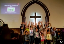 Niños cantan en la Iglesia Presbiteriana Reformada durante la visita del secretario general del Consejo Mundial de Iglesias, Rev. Prof. Dr. Jerry Pillay, en La Habana, Cuba, domingo 17 de diciembre de 2023. (AP Photo/Ismael Francisco)