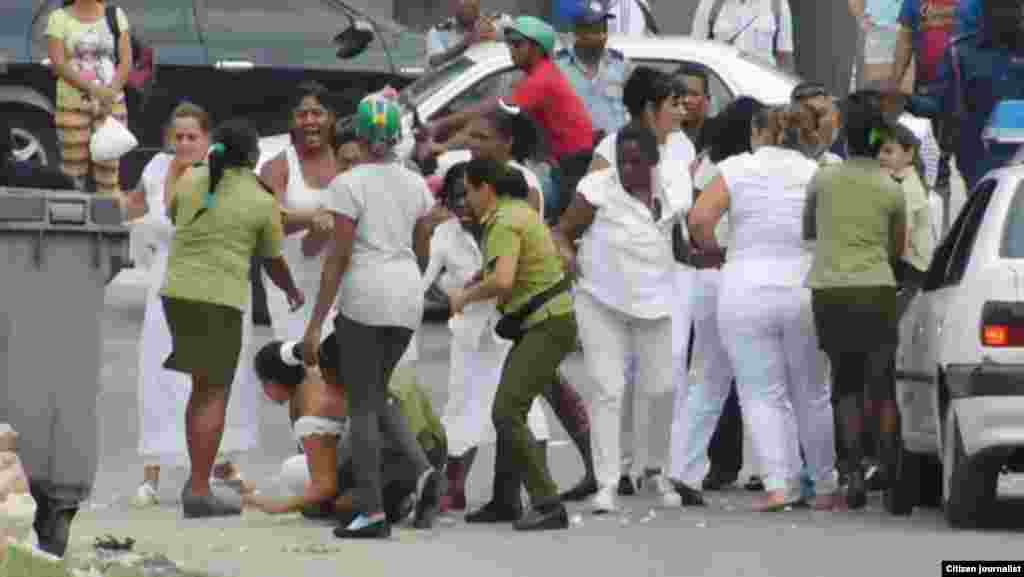 Violencia contra las Damas de Blanco el martes 29 de marzo al culminar el Té Literario en la sede del grupo de Lawton.