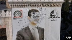 Un retrato acribillado a balazos del gobernante sirio Bashar al-Assad adornando el edificio del municipio de Hama después de que fuera profanado tras la captura de la ciudad por rebeldes, el 6 de diciembre de 2024.