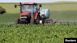 Un agricultor fertilizando cultivos de maíz en Iowa, Estados Unidos. (Reuters/Frank Polich).