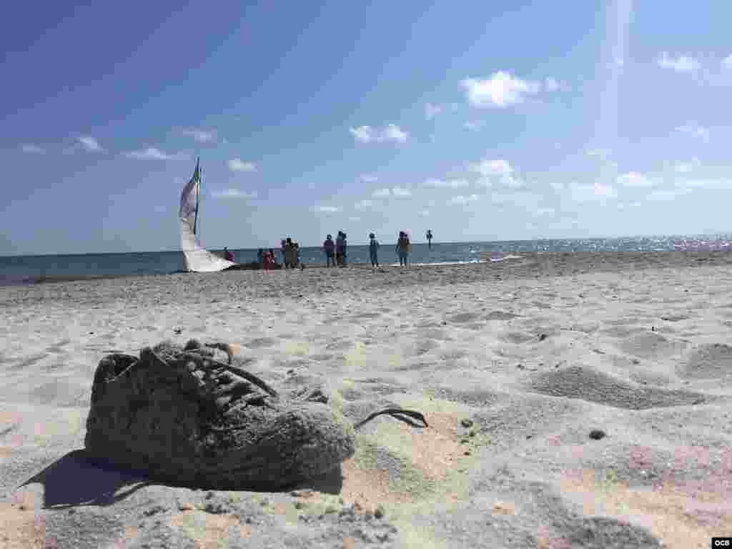 Zapato de los balseros abandonado en la playa.