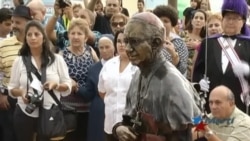 Develan escultura en homenaje a primer obispo cubano en EEUU