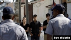 Rosa María Payá junto a otros jóvenes activistas encara a la policía. (Foto Archivo)