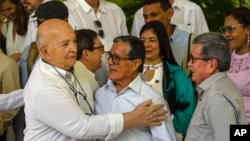 José Otty Patiño, negociador del gobierno, (I) Nicolás Rodríguez Bautista alias "Gabino" (ELN) (C); comandante del ELN Pablo Beltrán (D)
(AP Photo/Ramon Espinosa)
