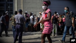 Una cola frente a un minimercado en La Habana para comprar alimentos. (AP/Ramón Espinosa)