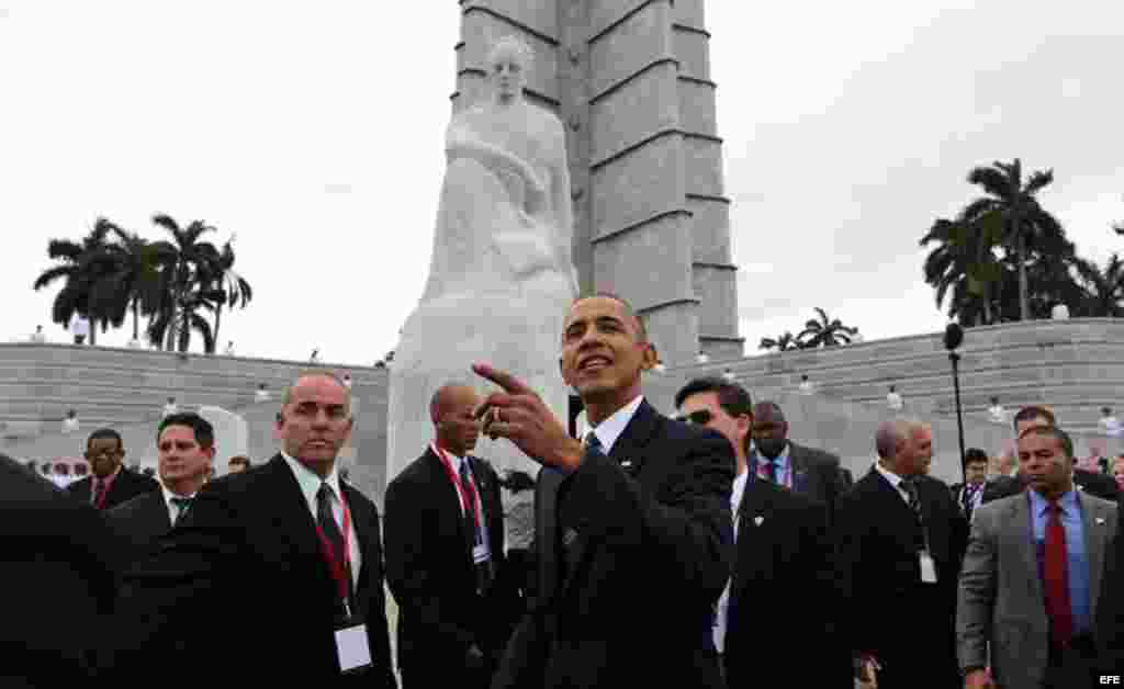 El presidente de Estados Unidos Barack Obama durante la ofrenda floral ante el monumento del prócer cubano José Martí hoy, lunes 21 de marzo de 2016, en la Plaza de la Revolución en La Habana.