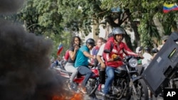 Ciudadanos de Venezuela protestan en Caracas el 29 de julio de 2024 contra los anunciados resultados de las elecciones del domingo. (AP/Cristián Hernández).