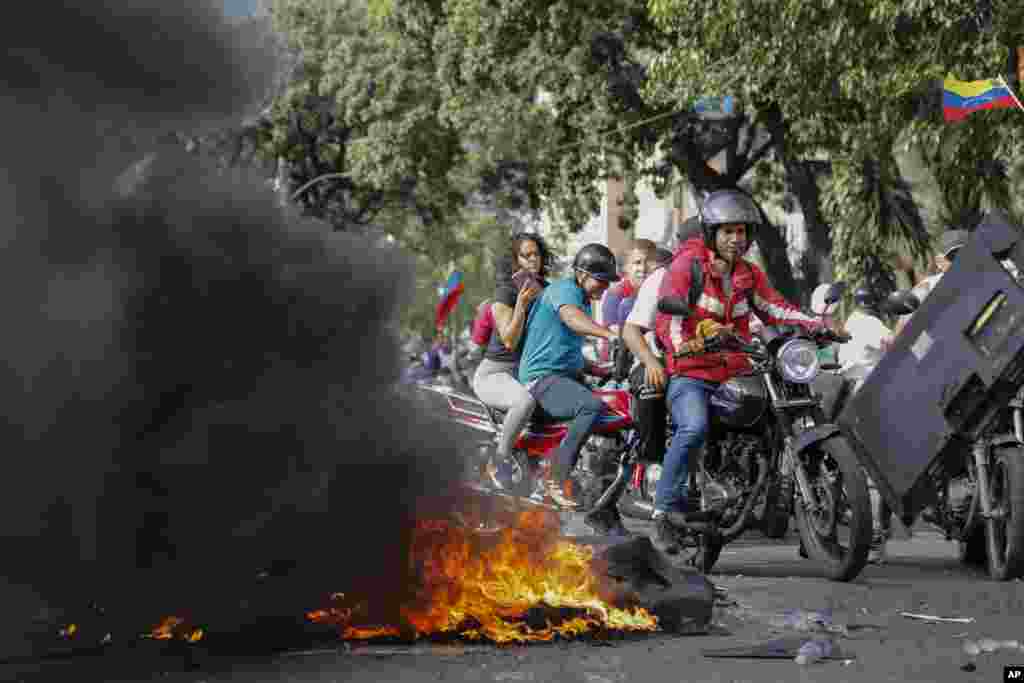 Manifestantes protestan contra los resultados oficiales de las elecciones que declaran que el presidente Nicolás Maduro ganó la reelección en el barrio Catia de Caracas, Venezuela, el lunes 29 de julio de 2024, el día después de la votación. (Foto AP/Cristiano Hernández)