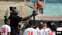 Shaquille O'Neal, quien jugó durante 19 temporadas en distintos equipos de la NBA, participa en un taller en La Habana con niños y jóvenes jugadores de baloncesto.