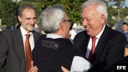 El ministro de Asuntos Exteriores de España, José Manuel García-Margallo, saluda al historiador de La Habana Eusebio Leal al inicio de un recorrido por el Centro Histórico de La Habana.