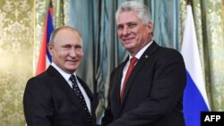 Vladimir Putin y Miguel Díaz-Canel en un encuentro en el Kremlin, Moscú, el 2 de noviembre de 2018. Alexander NEMENOV / AFP