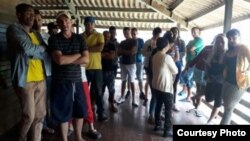 Cubanos en el campamento de Los Planes en Gualaca, provincia panameña de Chiriquí (El Siglo)