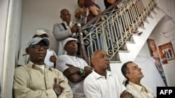 Primero a la izquierda el líder opositor Manuel Cuesta Morúa junto a creyentes de la religión Yoruba. Foto Archivo.