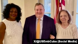 Berta Soler y Martha Beatriz Roque junto al encargado de negocios en la Embajada de EEUU en Cuba Mike Hammer. (Foto: X/@USEmbCuba)