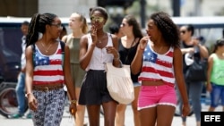 Fotografía del 14 de abril de 2016 de jóvenes caminando por una calle de La Habana. 