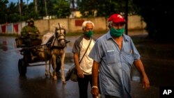 Habaneros usan tapabocas este 1 de julio para protegerse del coronavirus. (AP Photo/Ramon Espinosa)