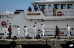 Cubanos repatriados en el barco de la Guardia Costera de EEUU Charles Sexton llegan a la Bahía de Orozco en Artemisa, Cuba, el 29 de junio de 2021.