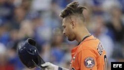 Yulieski "Yuli" Gurriel se quitó el casco de batear para saludar al lanzador japonés Yu Darvish.