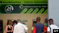 Fila en un cajero automático en La Habana para extraer efectivo. (Archivo/Yamil Lage/AFP)