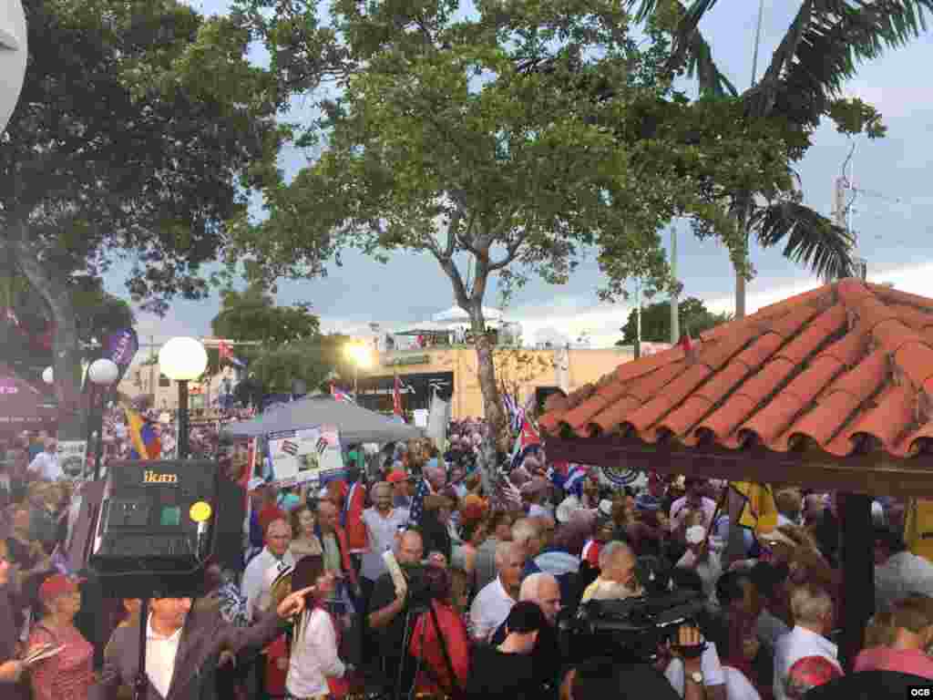 Cubanos desbordan la Calle 8 de la Pequeña Habana, en Miami, en una concentración por la libertad de Cuba.