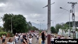 Mujeres venezolanas pasando a Colombia en busca de alimentos