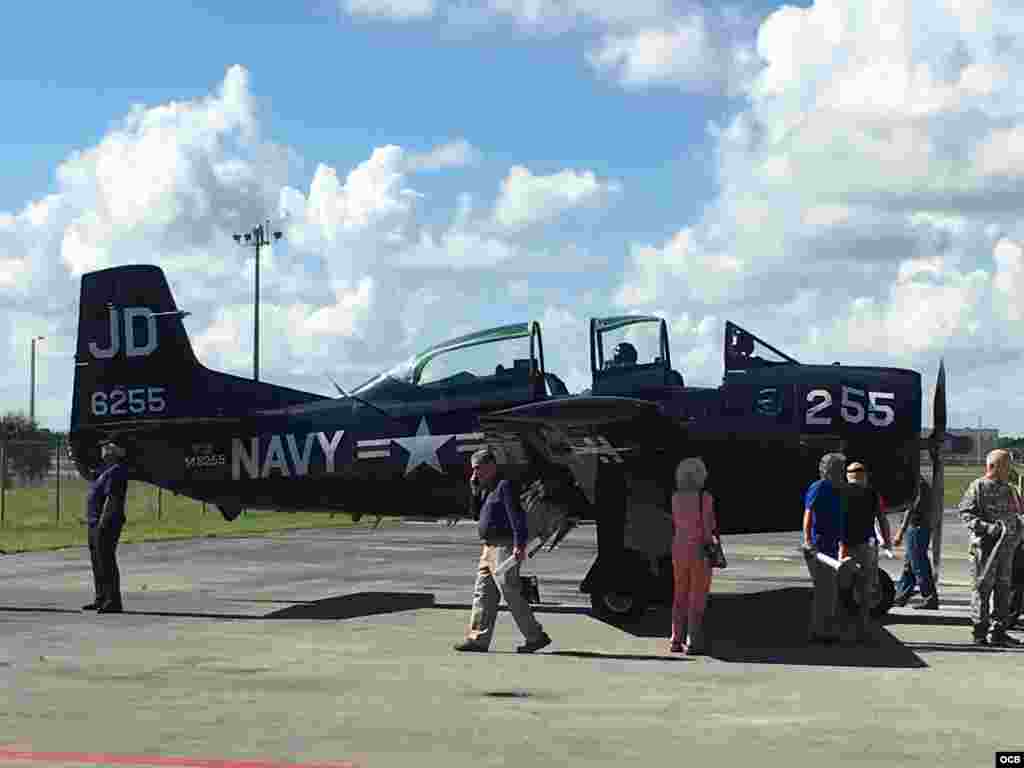 Asistentes al acto por la presencia de la nave T-28C de la operación Makasi.